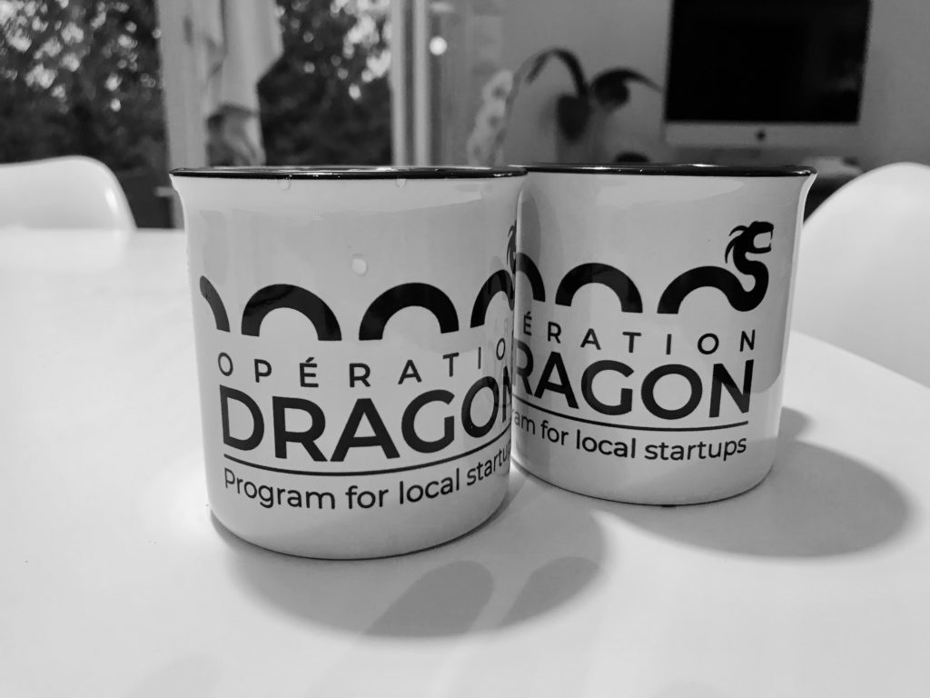 Opération dragon sur des mugs